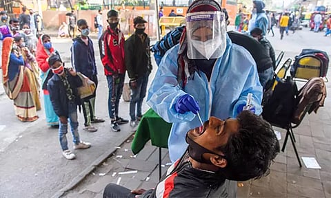இந்தியாவில் ஒருநாள் கொரோனா பாதிப்பு ஆயிரத்திற்கும் கீழ் குறைந்தது