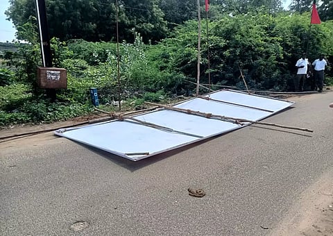 பிளக்ஸ் பேனர் முறிந்து விழுந்து இளம் பெண் படுகாயம்