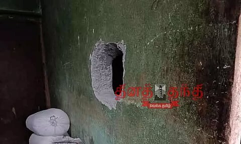 டாஸ்மாக் கடையின் சுவரில் துளையிட்டு மதுபாட்டில்கள் திருட்டு