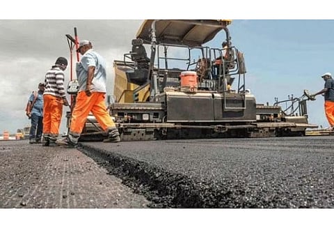 போலீஸ் பாதுகாப்புடன் சாலை அமைத்த பொதுப்பணித்துறை ஊழியர்கள்