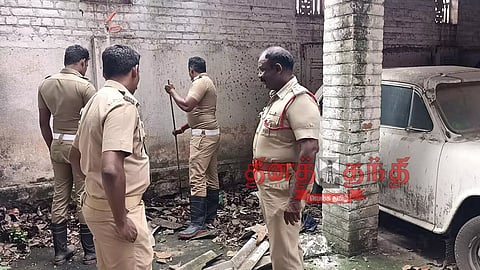 பாம்புகளின் புகலிடமான நாட்டாண்மை கழக கட்டிடம்