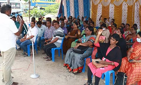 ஊரக வளர்ச்சித்துறை கணினி உதவியாளர்கள் காத்திருப்பு போராட்டம்