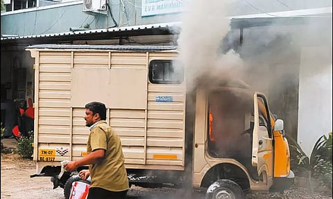 சென்னை வேப்பேரியில் சரக்கு வேன் தீப்பிடித்து எரிந்ததால் பரபரப்பு