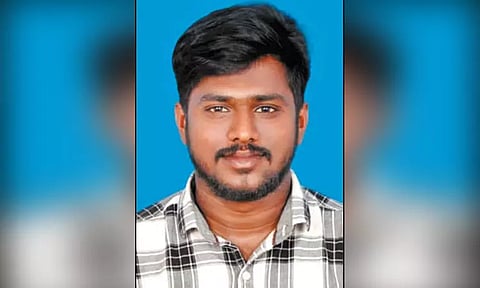 மாடு மீது மோட்டார்சைக்கிள் மோதி தூக்கி வீசப்பட்டனர்: கார் சக்கரத்தில் சிக்கி என்ஜினீயரிங் மாணவர் சாவு - மற்றொருவர் படுகாயம்