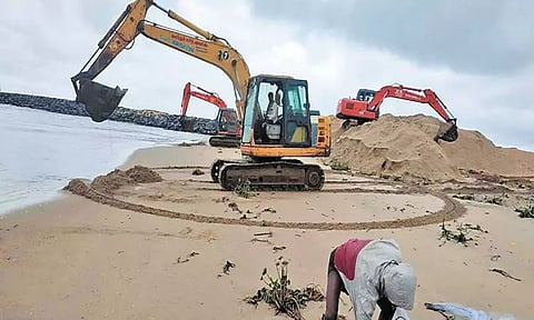 தொடர் மழையால் வெள்ளப்பெருக்கை தடுக்கும் வகையில் கல்பாக்கம்-புதுப்பட்டினம் பகுதியில் முகத்துவாரம் திறப்பு