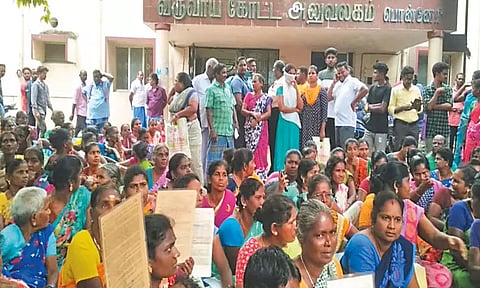 ஆக்கிரமிப்பு வீடுகளை அகற்ற நோட்டீஸ் வழங்கியதற்கு எதிர்ப்பு தெரிவித்து பொன்னேரி கோட்டாட்சியர் அலுவலகம் முற்றுகை