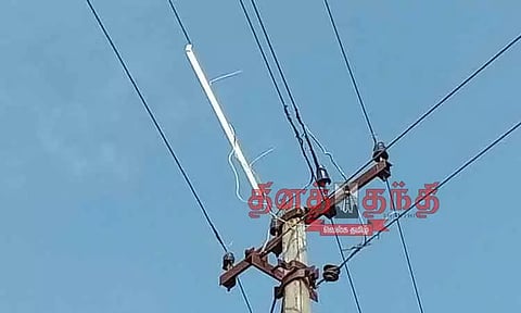 மின்கம்பியில் 'டியூப் லைட்'; பொதுமக்கள் அதிர்ச்சி