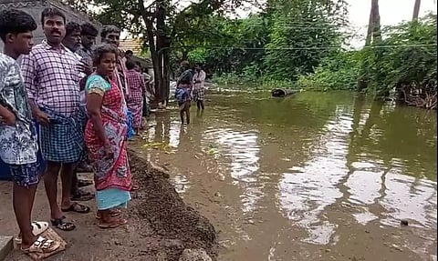 வீடுகளை வெள்ள நீர் சூழ்ந்தது