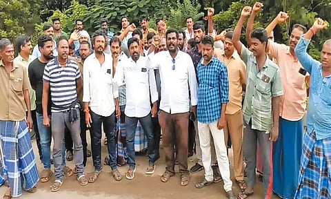 மணலி விரைவு சாலையில் கன்டெய்னர் லாரி டிரைவர்கள் ஆர்ப்பாட்டம்