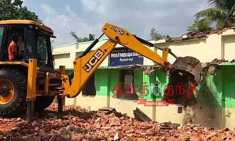 பழுதடைந்த பள்ளி கட்டிடம் இடித்து அகற்றம்