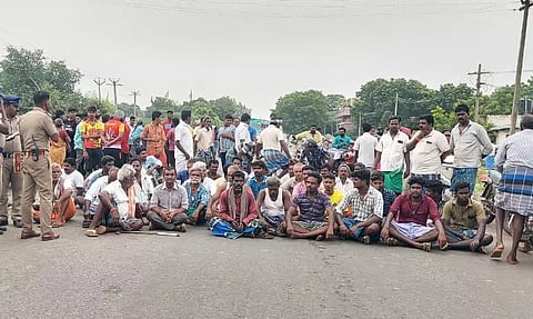 பயணிகள் நிழற்குடை கட்ட தோண்டிய பள்ளத்தில் தவறி விழுந்த சிறுவன் சாவு