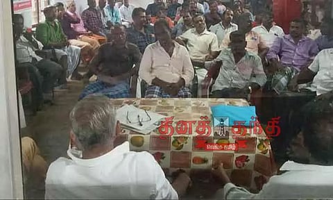 அரசு ரப்பர் கழக தொழிலாளர்கள் 2-வது நாளாக வேலை நிறுத்தம்