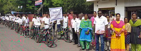 வாக்காளர் அடையாள அட்டையுடன் ஆதார் எண் இணைப்பு சிறப்பு முகாம் குறித்து சைக்கிள் பேரணி