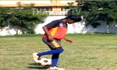 அறுவை சிகிச்சையால் கால் இழந்த கால்பந்து வீராங்கனை - அரசுக்கு பெற்றோர் கண்ணீர் மல்க கோரிக்கை