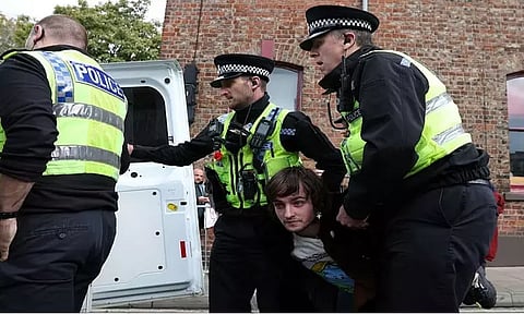 அரசர் மூன்றாம் சார்லஸ் மீது முட்டை வீச முயன்ற நபர் கைது