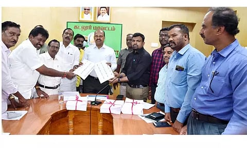 இரட்டை பதிவால் 37,965 பேர்கள் நீக்கம்: 21¼ லட்சம் வாக்காளர்கள் வரைவு வாக்காளர் பட்டியலை கலெக்டர் வெளியிட்டார்