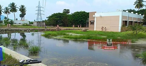வெண்ணந்தூர் அருகே அரசு பள்ளியில் தேங்கும் நீரால் மாணவர்கள் அவதி