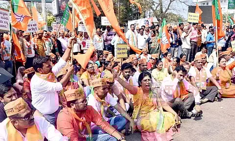 இந்து மதம் குறித்து சர்ச்சை கருத்து கூறிய சதீஸ் ஜார்கிகோளிக்கு எதிராக மாநிலம் முழுவதும் பா.ஜனதாவினர் தீவிர போராட்டம்