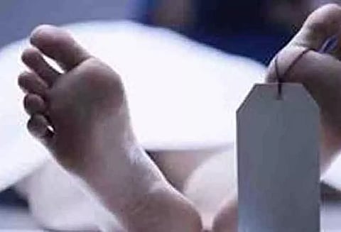 மனைவியிடம் செல்போனில் கூறிவிட்டு தொழிலாளி தற்கொலை