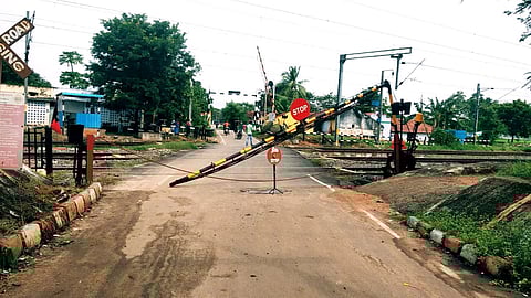 அய்யலூரில் ரெயில்வே கேட் உடைந்து விழுந்ததால் பரபரப்பு