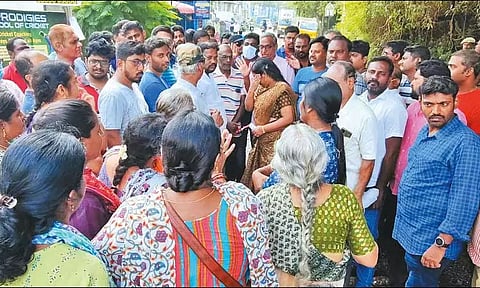 சாலையில் தேங்கி நிற்கும் மழைநீரால் அவதி: கவுன்சிலரை முற்றுகையிட்ட பொதுமக்கள்