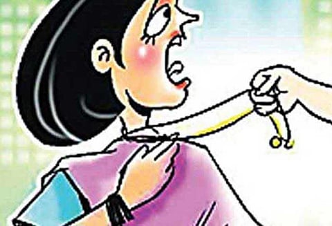 பெண்ணிடம் 4¾ பவுன் சங்கிலி பறிப்பு