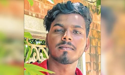 நண்பர்களுடன் கடலில் குளித்தபோது ராட்சத அலையில் சிக்கி என்ஜினீயரிங் மாணவர் பலி