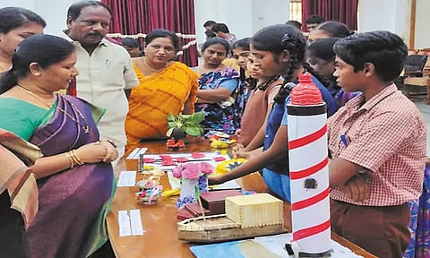 கழிவு பொருட்களில் இருந்து தயாரிக்கப்பட்ட பொம்மைகள் கண்காட்சி போட்டியில் வெற்றி பெற்ற மாணவ-மாணவிகளுக்கு பரிசு