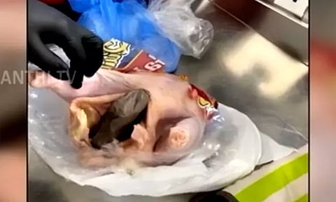 கோழி இறைச்சிக்குள் சிக்கிய துப்பாக்கி - விமான நிலையத்தில் பரபரப்பு