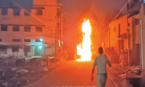 பல்லாவரம் அருகே மின்கம்பியில் உரசி கன்டய்னர் லாரி தீப்பிடித்தது