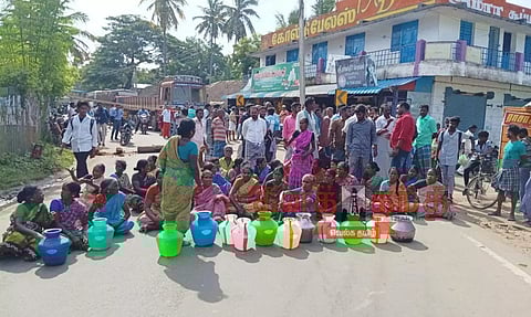 குடிநீர் கேட்டு காலிக்குடங்களுடன் கிராம மக்கள் சாலை மறியல்