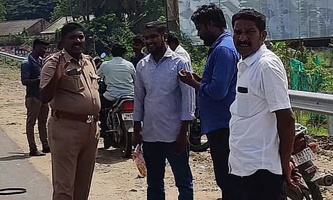 கடலூர் அருகே இரும்பு கடை காவலாளி மீது கொலைவெறி தாக்குதல் 2 பேரை பிடித்து போலீசார் விசாரணை