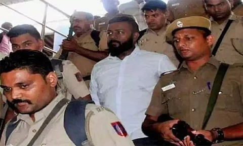 சித்ரவதை செய்து கொல்லப்போவதாக மிரட்டுகிறார்கள் 'நானும், என் மனைவியும் மிகப்பெரிய ஆபத்தில் இருக்கிறோம்' வேறு சிறைக்கு மாற்றுமாறு சுகேஷ் சந்திரசேகர் கெஞ்சல்