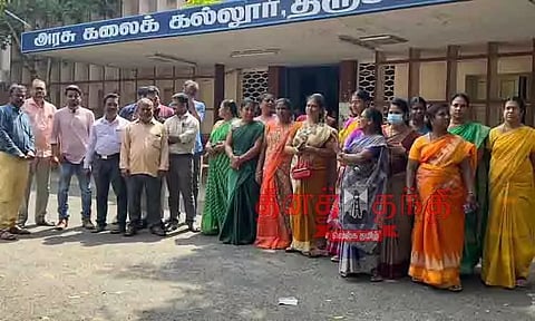 கல்லூரியில் கவுரவ விரிவுரையாளர்கள் உள்ளிருப்பு போராட்டம்