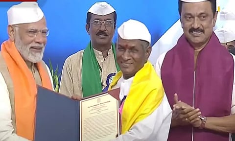 இசையமைப்பாளர் இளையராஜாவுக்கு கவுரவ டாக்டர் பட்டம் வழங்கி கவுரவித்தார் பிரதமர் மோடி