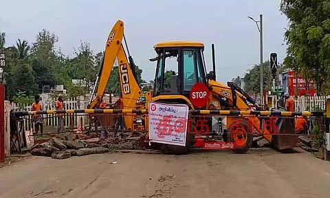 பாவூர்சத்திரம் ரெயில்வே கேட் மூடப்பட்டதால் மாற்றுப்பாதையில் வாகனங்கள் இயக்கம்