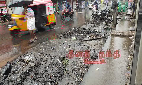 கழிவுகள் சாலையோரத்தில் கொட்டுவதால் துர்நாற்றம்