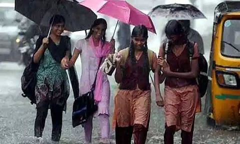 தொடர் கனமழை : எந்தெந்த மாவட்ட பள்ளி ,கல்லூரிகளுக்கு இன்று விடுமுறை ?