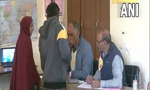 இமாச்சலபிரதேச தேர்தல்: முதல் மூன்று மணி நேரத்தில் 18 சதவீத வாக்குகள் பதிவு