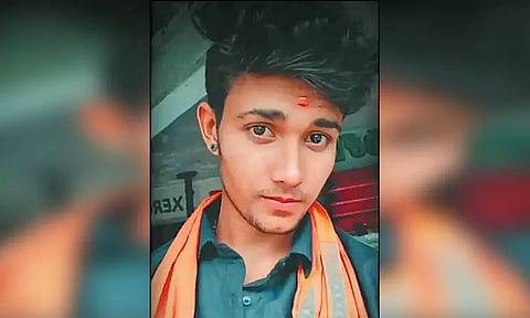 திருவள்ளூர் அருகே மோட்டார் சைக்கிள் மீது டிராக்டர் மோதல்; வாலிபர் பலி - படுகாயமடைந்த தாய்க்கு தீவிர சிகிச்சை