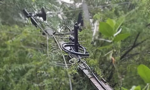 நந்திவரம் பகுதியில் தொடர்மழையால் 3 மின்கம்பங்கள் முறிந்தன - மின்சாரம் துண்டிக்கப்பட்டதால் பொதுமக்கள் பாதிப்பு