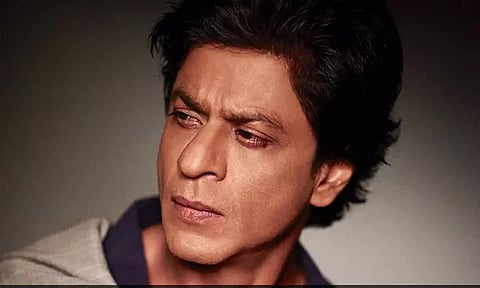 மும்பை விமான நிலையத்தில் ஷாருக்கானை தடுத்து நிறுத்திய சுங்கத்துறை அதிகாரிகள்?