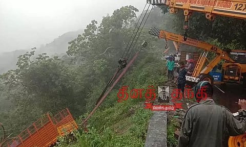 100 அடி பள்ளத்தில் லாரி, ஆம்புலன்ஸ் கவிழ்ந்து விபத்து