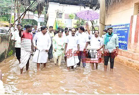 குடியிருப்புகளில் மழைநீரை அப்புறப்படுத்தும் பணி