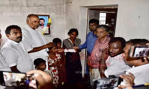மீனவர் குடும்பத்துக்கு நிவாரண உதவி