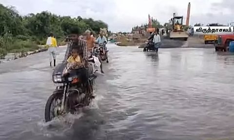 விருத்தாசலம்-சென்னை சாலையில் பெருக்கெடுத்து ஓடிய மழைநீர் - வாகன ஓட்டிகள் அவதி