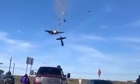 அமெரிக்கா: சாகச நிகழ்ச்சியில் 2-ம் உலக போர் கால விமானங்கள் நடுவானில் மோதல்