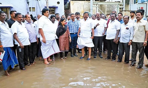 கோடம்பாக்கம், அடையாறு பகுதிகளில் மழைநீரை வெளியேற்றும் பணிகளை அமைச்சர்கள் ஆய்வு