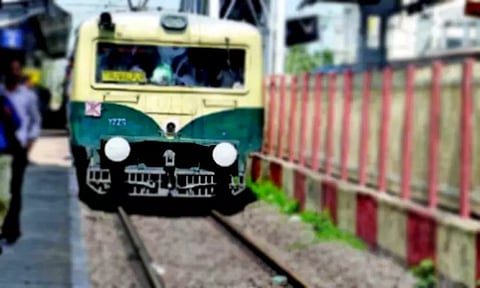 ஒரே நாளில் வெவ்வேறு இடங்களில் விபத்து: ரெயிலில் அடிபட்டு வக்கீல் உள்பட 3 பேர் பலி