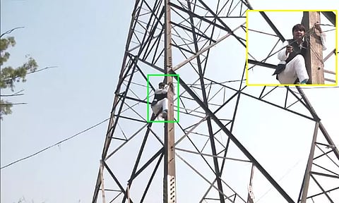 டெல்லி தேர்தலில் போட்டியிட சீட் மறுப்பு; மின் கோபுரத்தில் ஏறிய முன்னாள் கவுன்சிலரால் பரபரப்பு